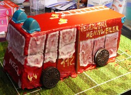  dieses Foto zeigt ein Geburtstagsgeschenk meiner Freundin, die den Kuchen gebacken hat. Das Fahrzeug ist nicht wie üblich beklebt, sondern mit Zuckerguss umgeben