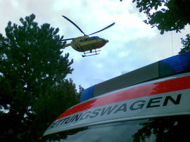 das Bild entstand bei einem Einsatz des Kirner Rettungswagen (zu sehen ist das alte Modell) mit einem Rettungshubschrauber (ich glaube Christoph 77) auf dem Hubschrauberlandeplatz Kyrau Kirn. Die Qualität ist leider nicht so gut, da das Bild mit einem Ha